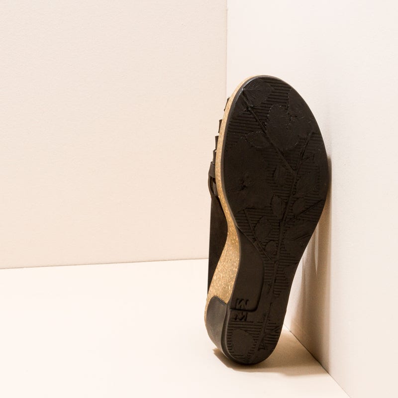 El naturalista N5018 PLEASANT BLACK / LEAVES Limitado a 3 días