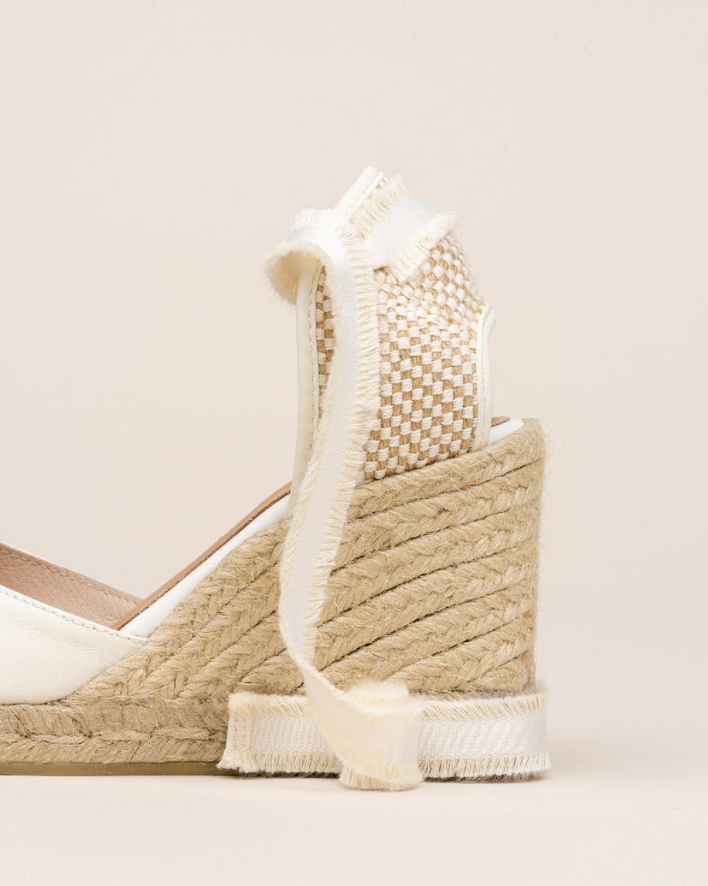 Gaimo espadrilles Gemi MarfilAlpargata de cuña en piel super soft y cintas deshilachadas Envío internacional gratuito