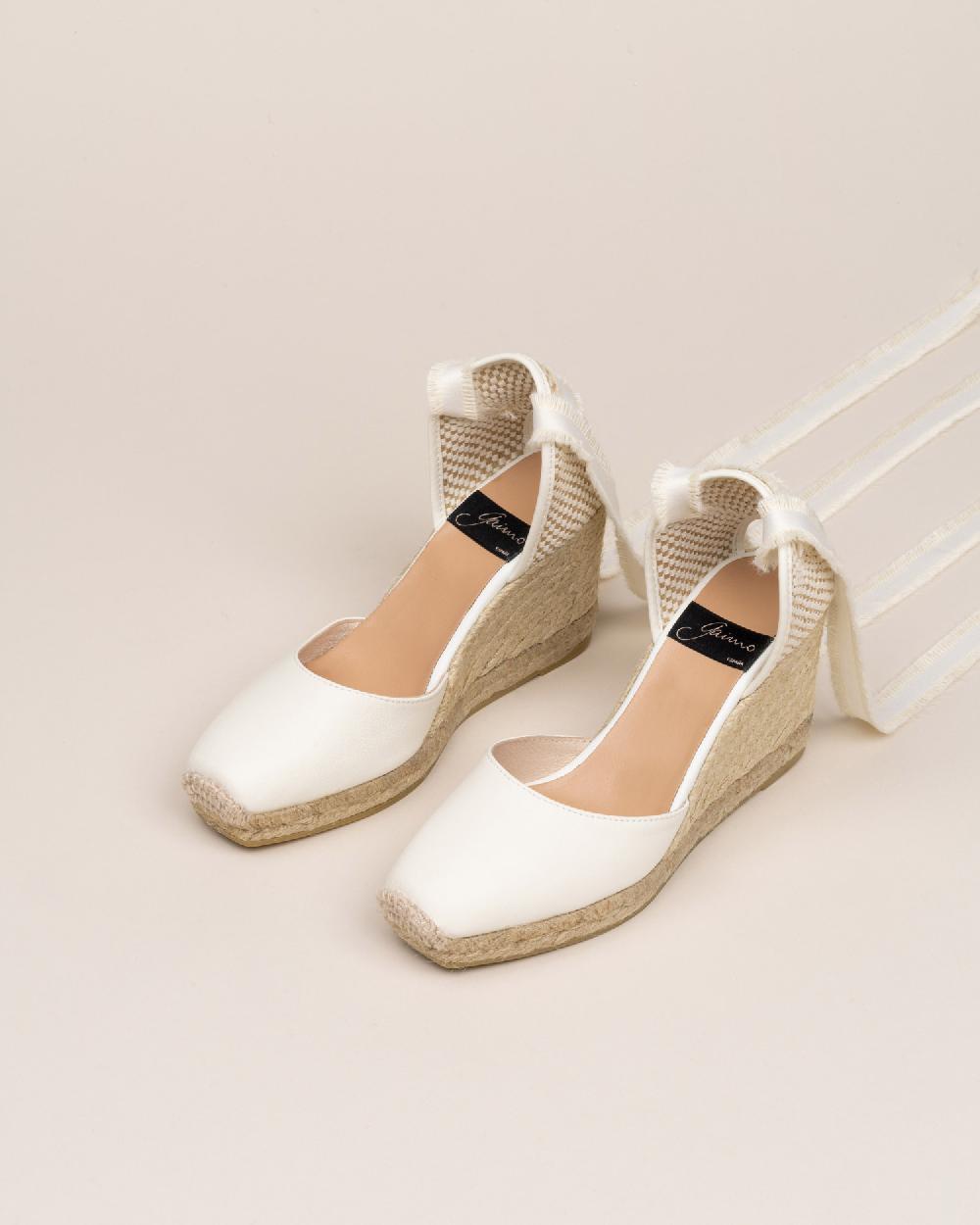 Gaimo espadrilles Gemi MarfilAlpargata de cuña en piel super soft y cintas deshilachadas Envío internacional gratuito