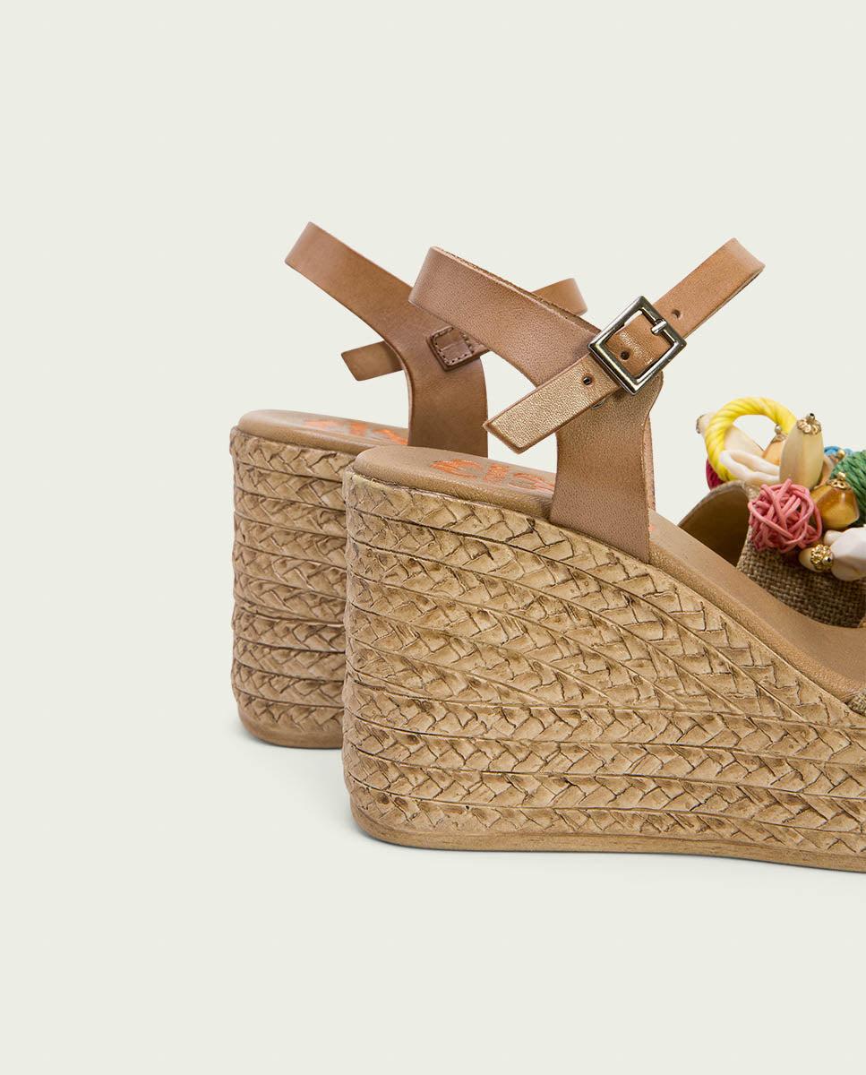 porronet SANDALIA PIEL CUÑA CON ADORNOS TAUPE KAIRI Oferta especial
