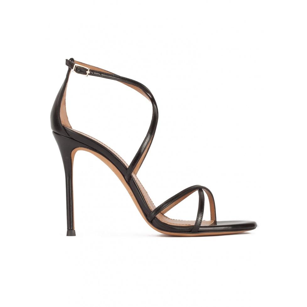 pura lópez Sandalias de tacón alto con tiras cruzadas en piel color negro