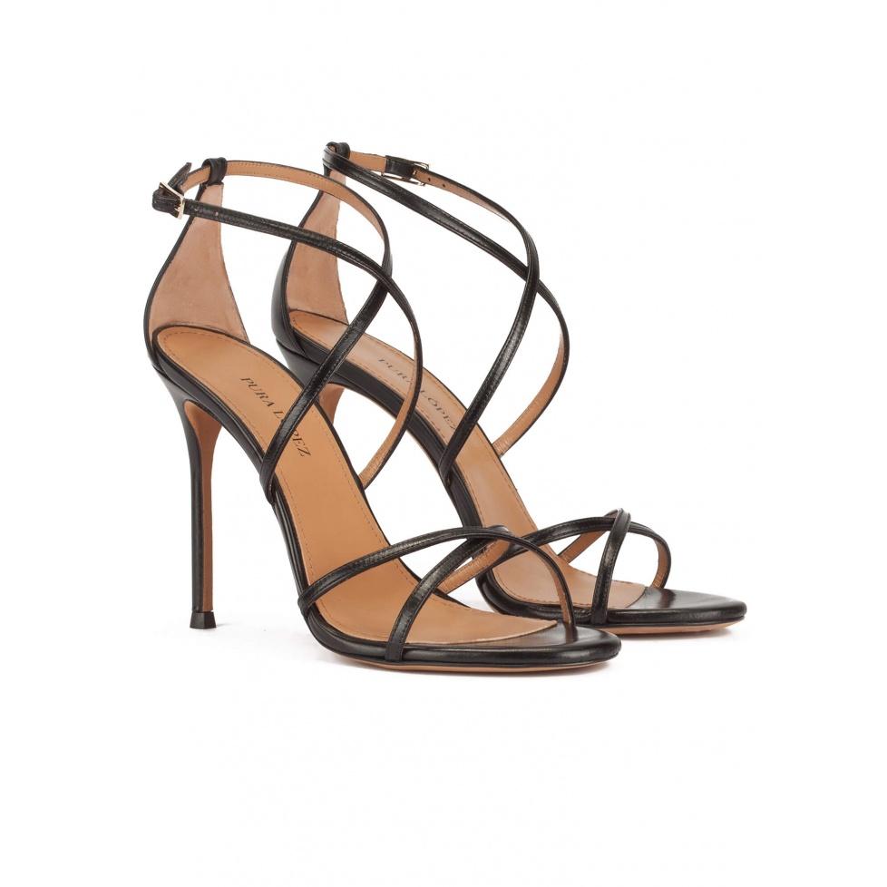 pura lópez Sandalias de tacón alto con tiras cruzadas en piel color negro Superdescuento