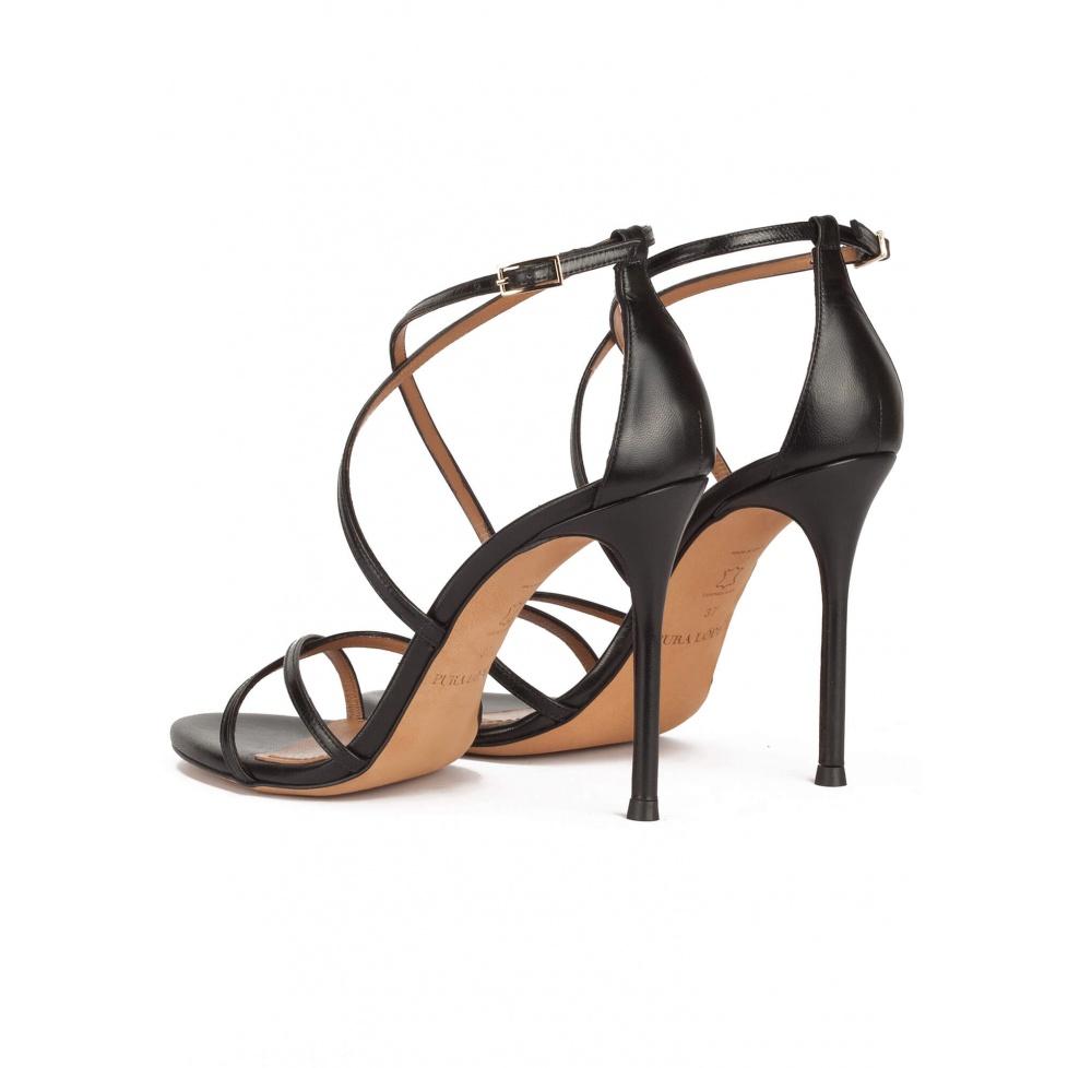 pura lópez Sandalias de tacón alto con tiras cruzadas en piel color negro Superdescuento