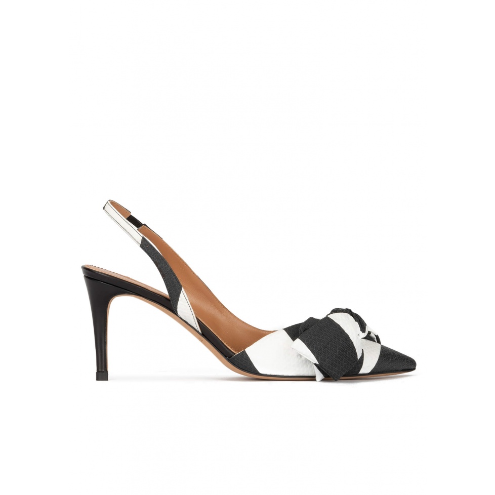 pura lópez Zapatos de punta fina y tacón medio en blanco y negro con lazo