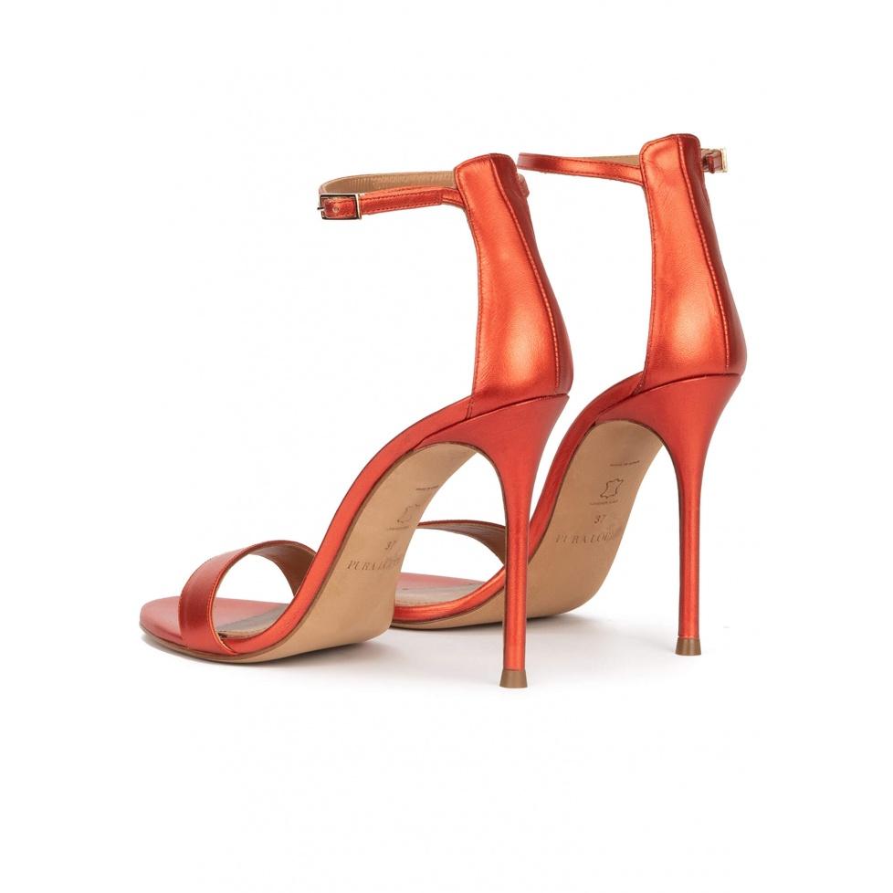pura lópez Sandalias metalizadas de tacón alto en rosa coral Última moda