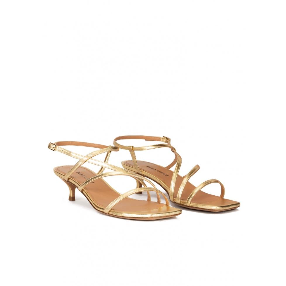pura lópez Sandalias doradas de piel con tacón medio y punta cuadrada Descuento por venta flash