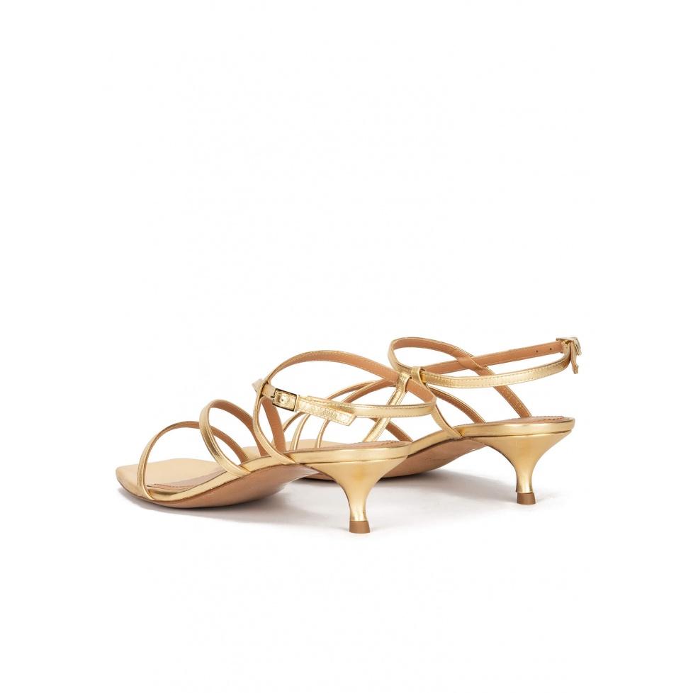 pura lópez Sandalias doradas de piel con tacón medio y punta cuadrada Descuento por venta flash