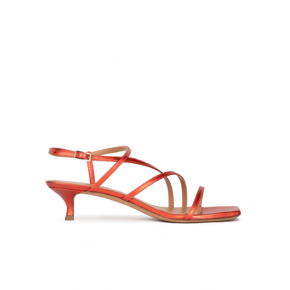 pura lópez Sandalias de piel metalizada y puntera cuadrada en color coral