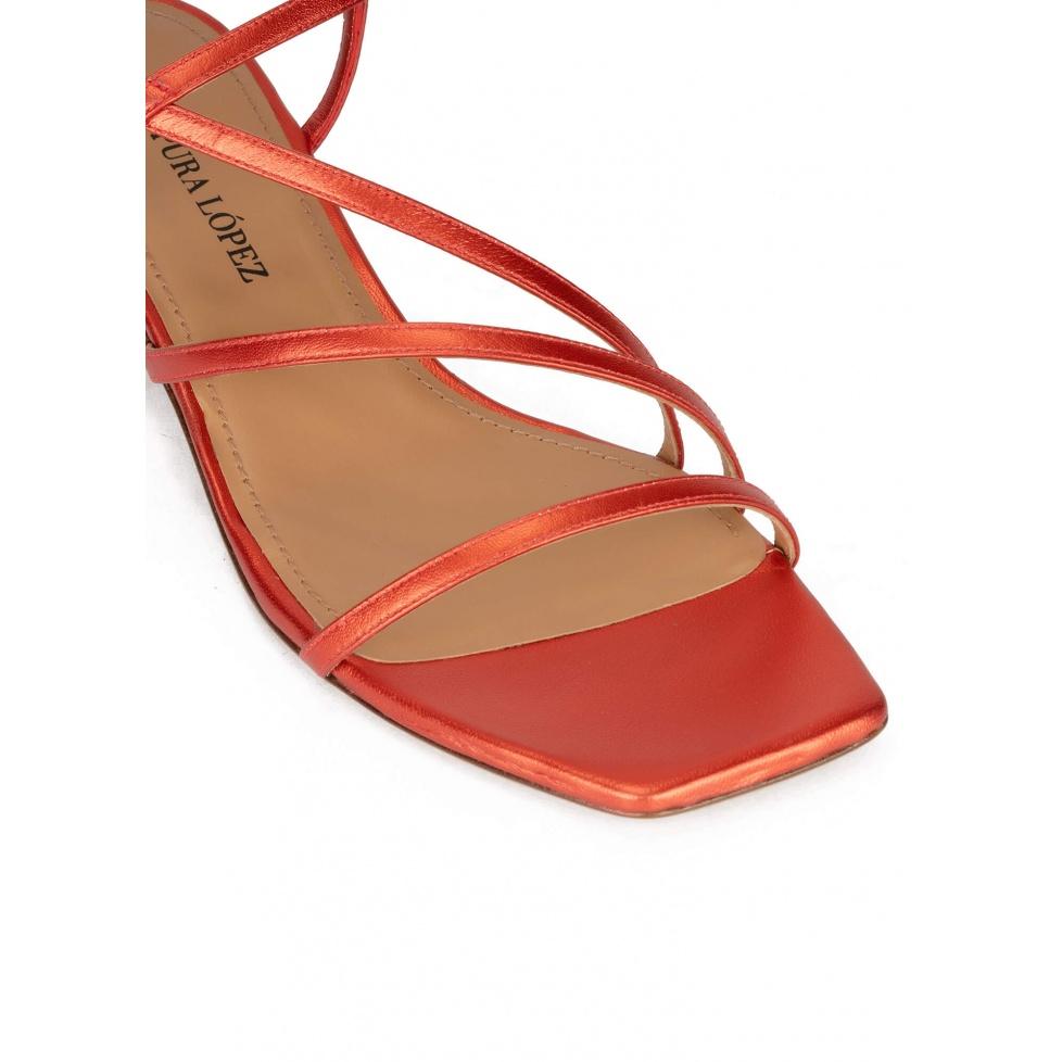 pura lópez Sandalias de piel metalizada y puntera cuadrada en color coral Grandes ahorros