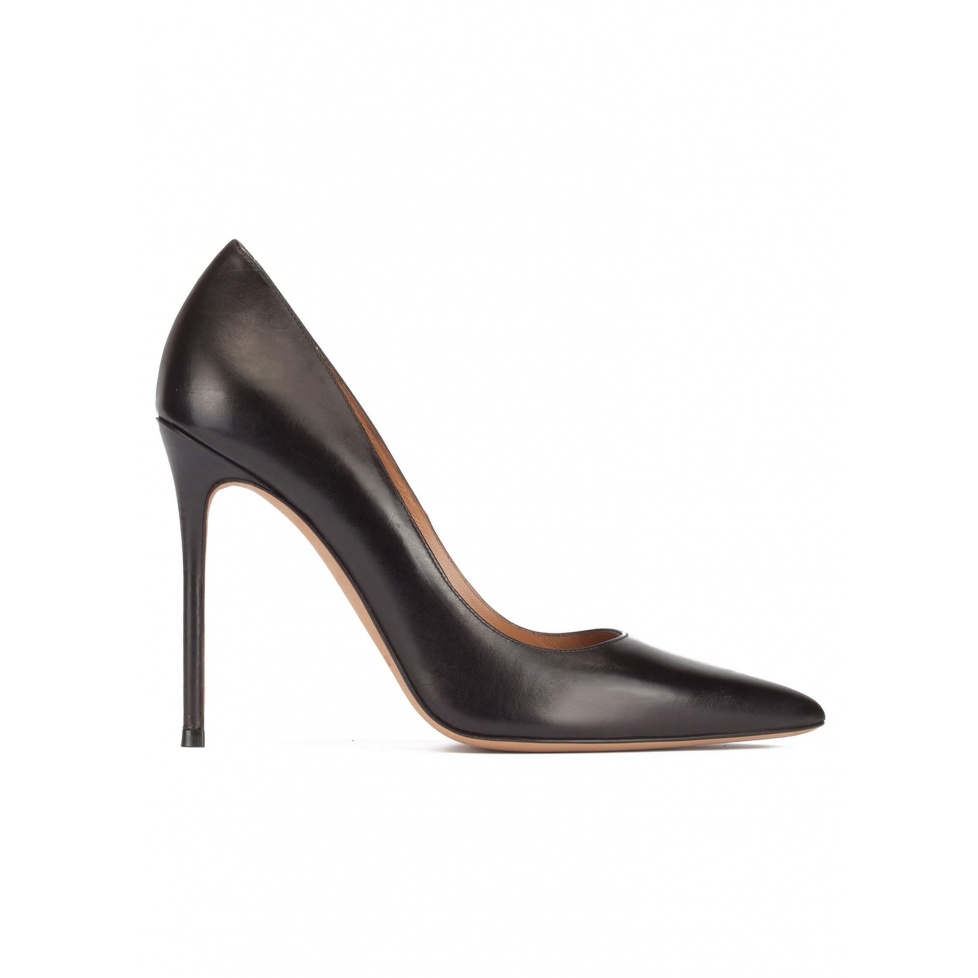 pura lópez Zapato de salón con tacón de aguja y punta afilada en piel color negro