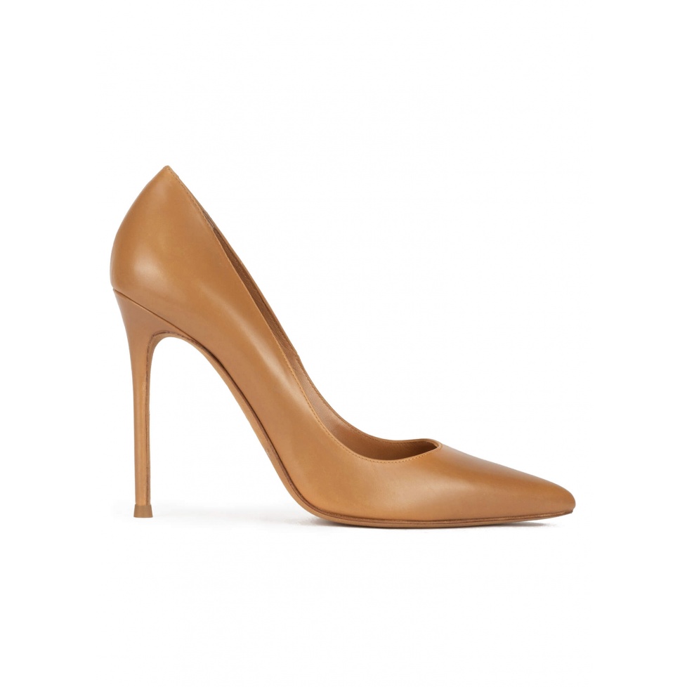 pura lópez Zapatos de salón con tacón y punta fina en piel camel