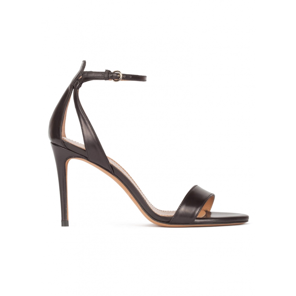 pura lópez Sandalias minimal de tacón alto en piel color negro con pulsera