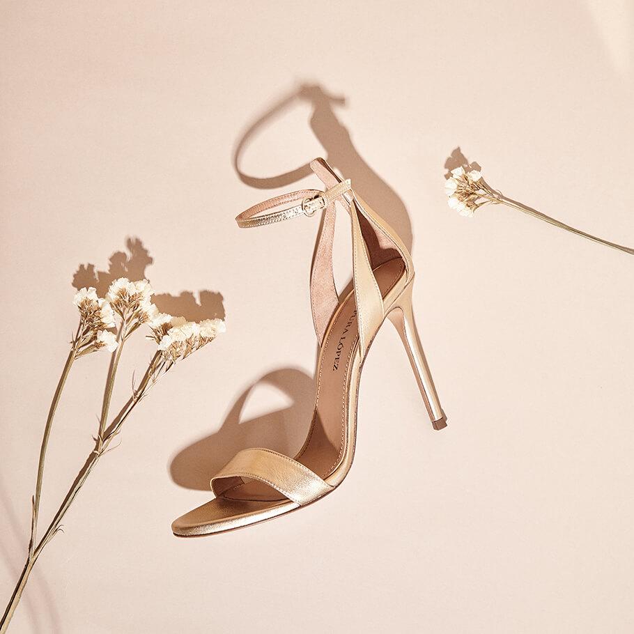 pura lópez Sandalias doradas de piel con tacón alto y pulsera en el tobillo Outlet online