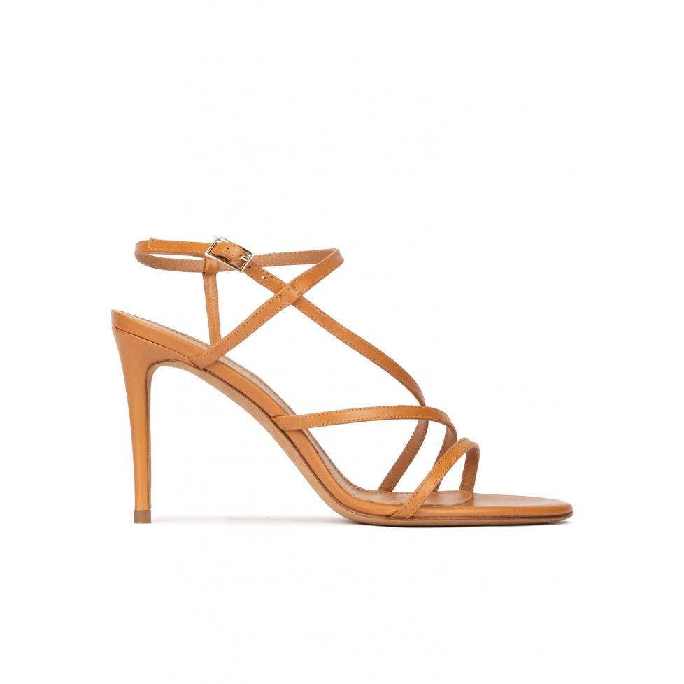 pura lópez Sandalias de tacón alto en piel camel con diseño de tiras
