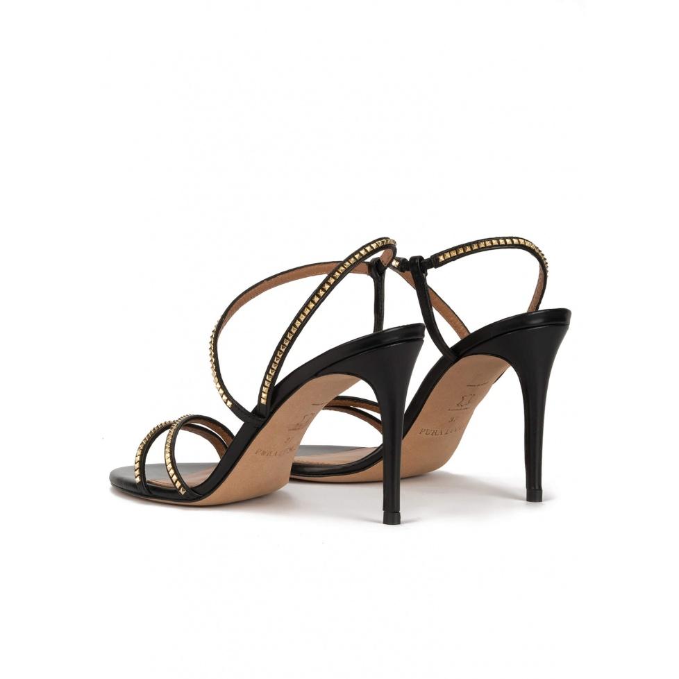 pura lópez Sandalias negras de piel con tacón alto y tachas pirámide Liquidación