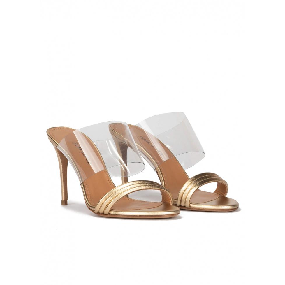 pura lópez Sandalias doradas tipo mule de tacón alto en piel y vinilo Rebajas online
