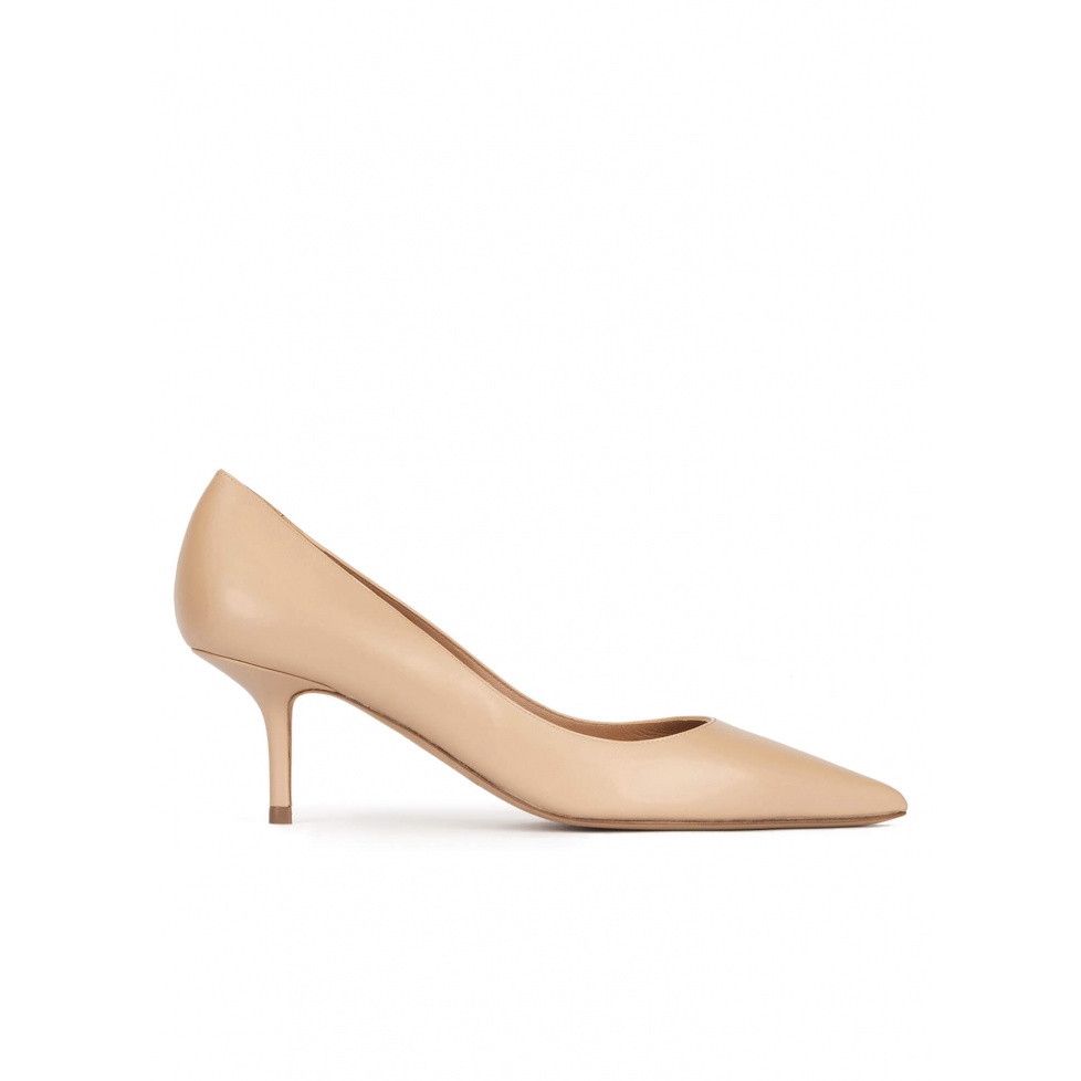 pura lópez Zapatos de salón con tacón medio en piel beige