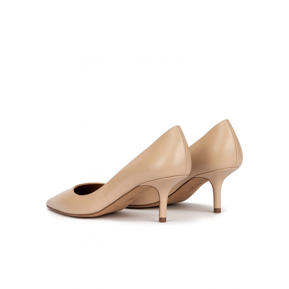pura lópez Zapatos de salón con tacón medio en piel beige Envío gratis