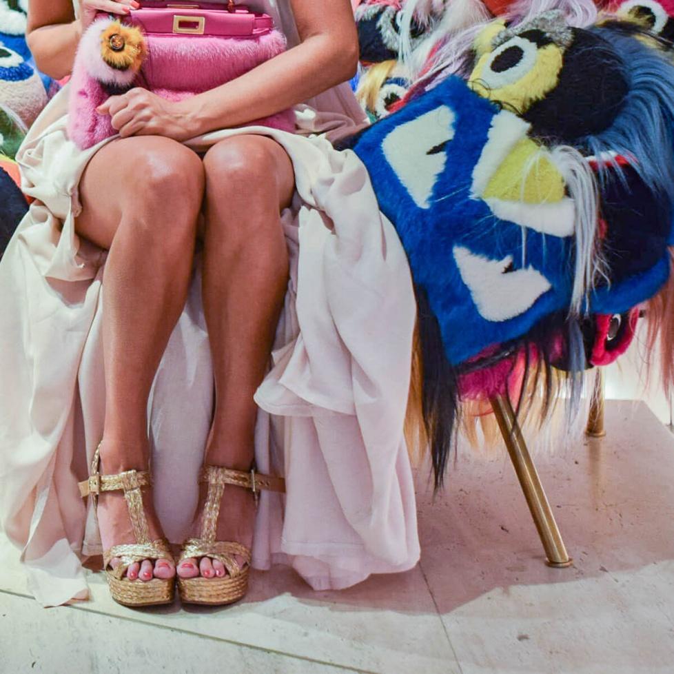 pura lópez Sandalias de cuña alta en rafia y ante natural Promoción por tiempo limitado