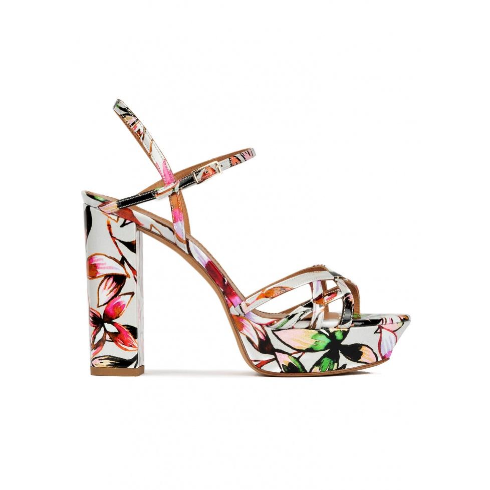 pura lópez Sandalias de plataforma con estampado floral