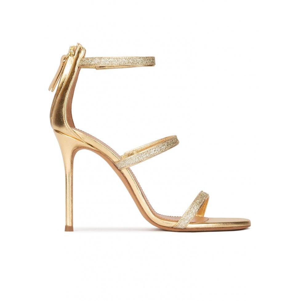 pura lópez Sandalias de tacón en piel metalizada y glitter dorado