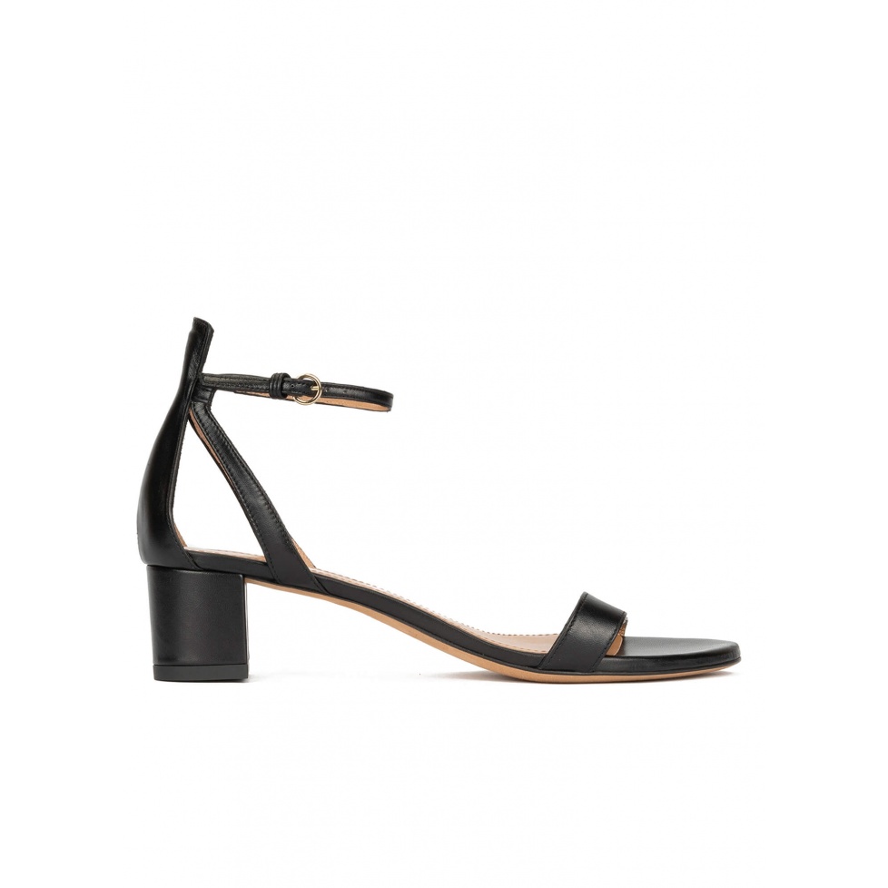 pura lópez Sandalias de tacón medio en piel color negro con pulsera