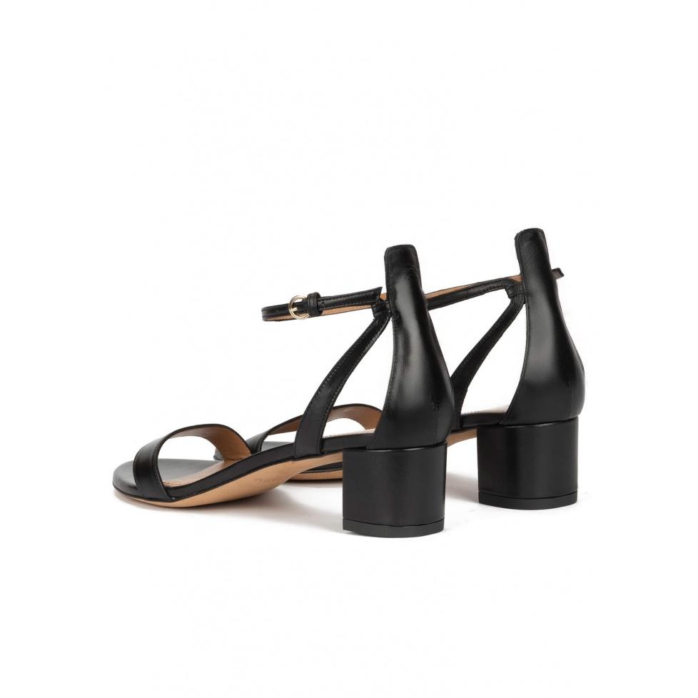 pura lópez Sandalias de tacón medio en piel color negro con pulsera Oferta exclusiva