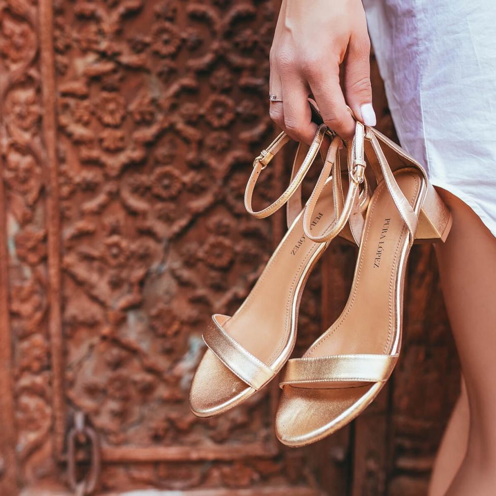 pura lópez Sandalias doradas de tiras con medio tacón en bloque y pulsera Última moda