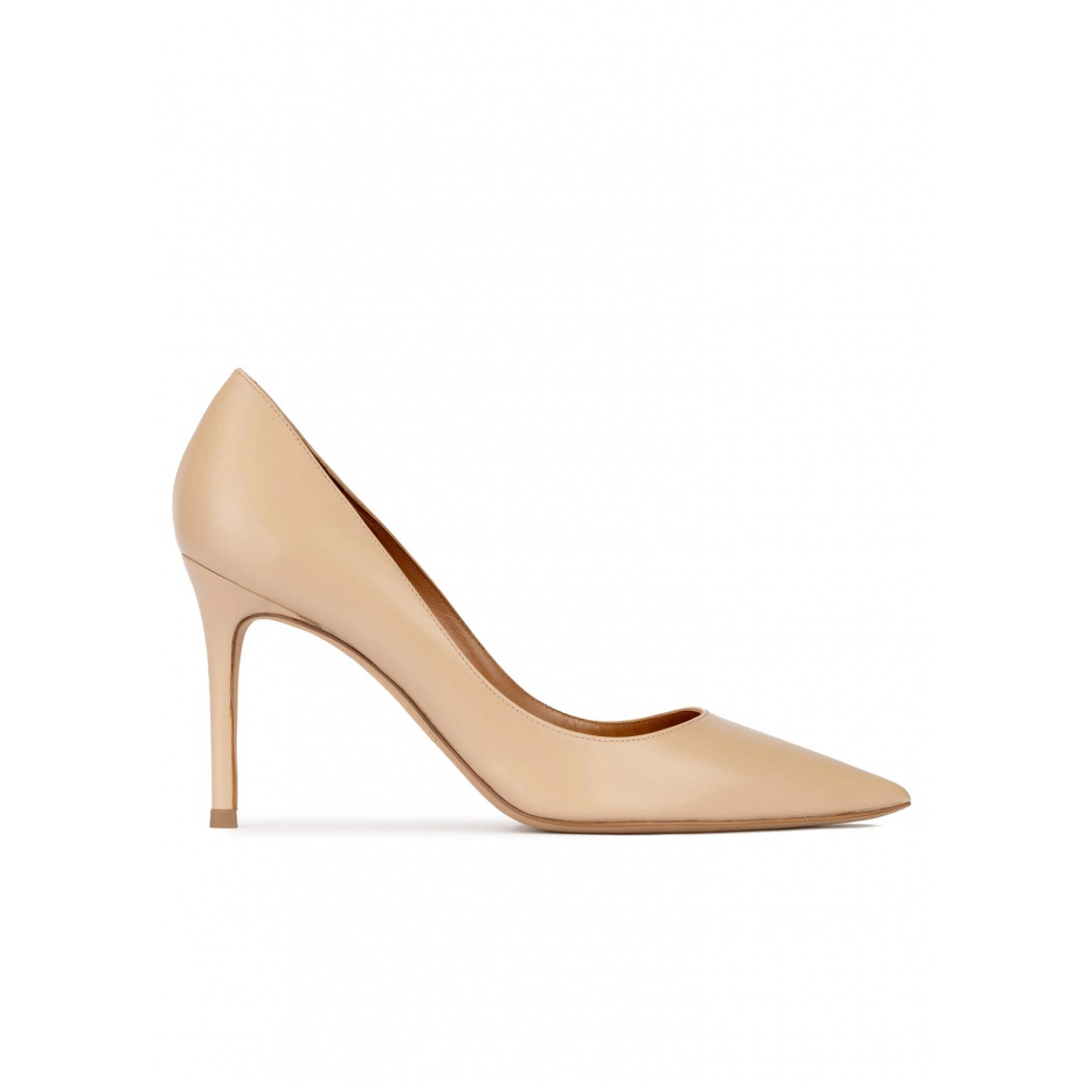 pura lópez Zapatos de punta fina y tacón stiletto en piel beige