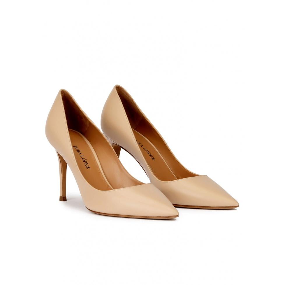 pura lópez Zapatos de punta fina y tacón stiletto en piel beige Grandes ahorros