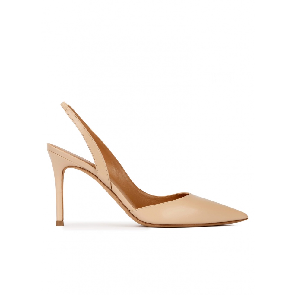 pura lópez Zapatos destalonados de piel beige con tacón alto y punta fina