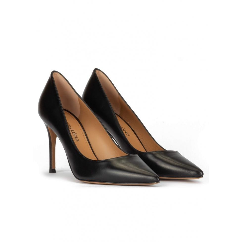pura lópez Zapatos negros de piel con tacón alto y punta fina 2025