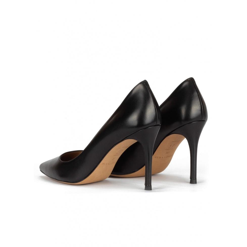 pura lópez Zapatos negros de piel con tacón alto y punta fina 2025