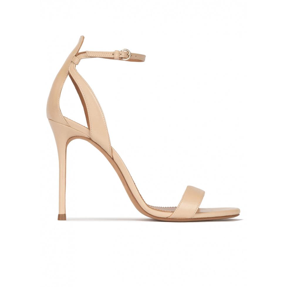 pura lópez Sandalias de tacón alto fino en piel beige con pulsera