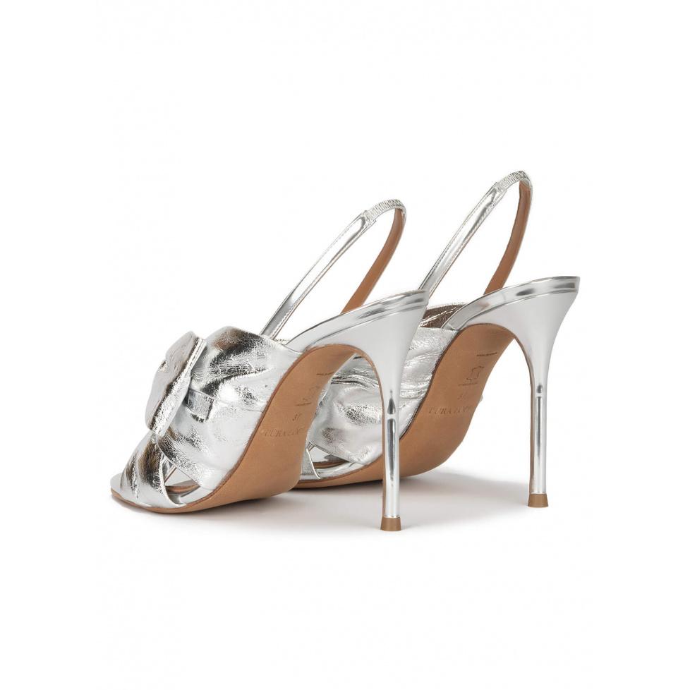 pura lópez Sandalias plateadas de tacón stiletto con adorno de lazo Ventas relámpago