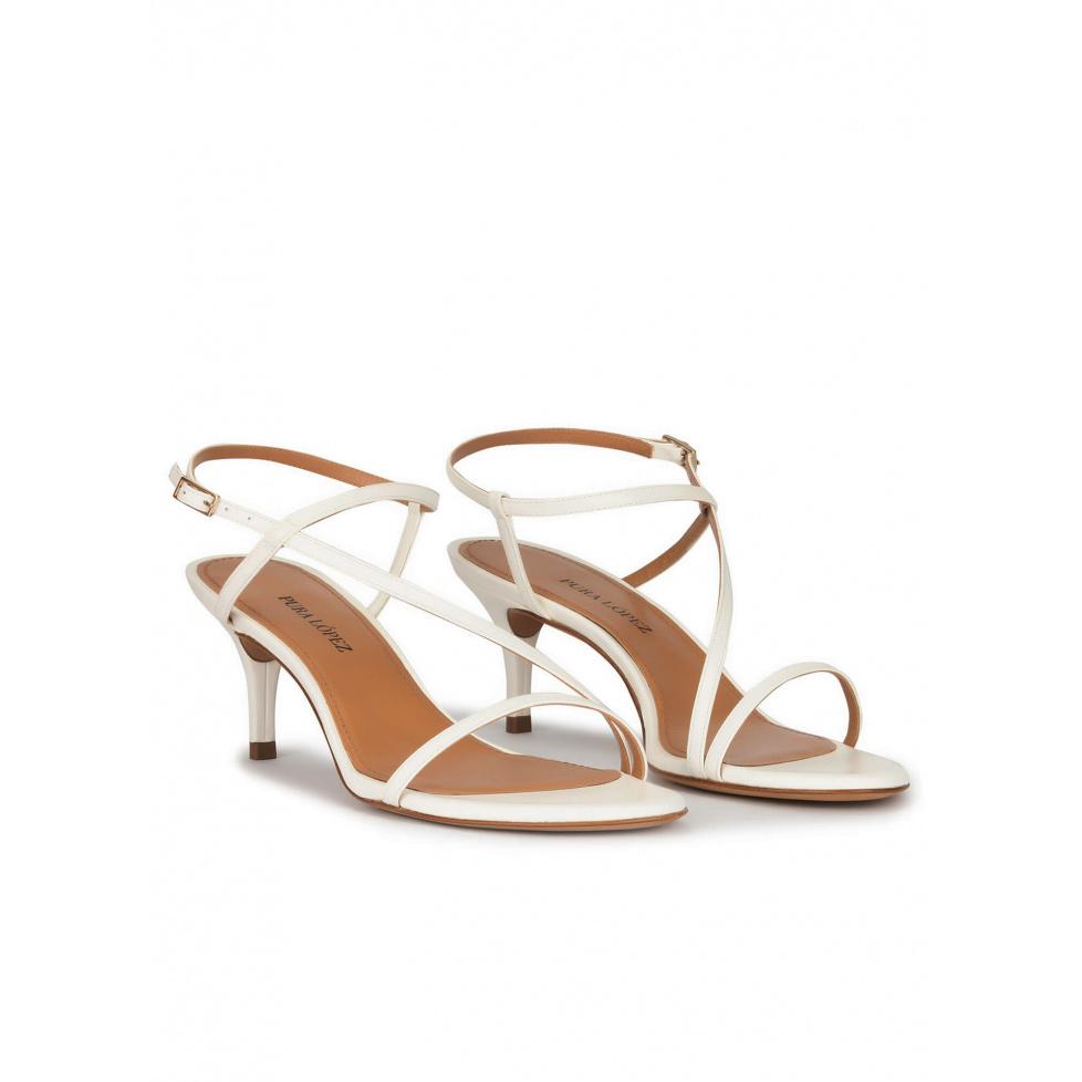 pura lópez Sandalias blancas de tiras con tacón medio en piel Rebajas top