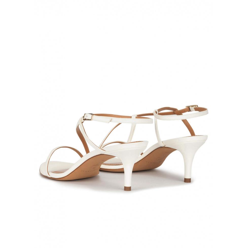 pura lópez Sandalias blancas de tiras con tacón medio en piel Rebajas top