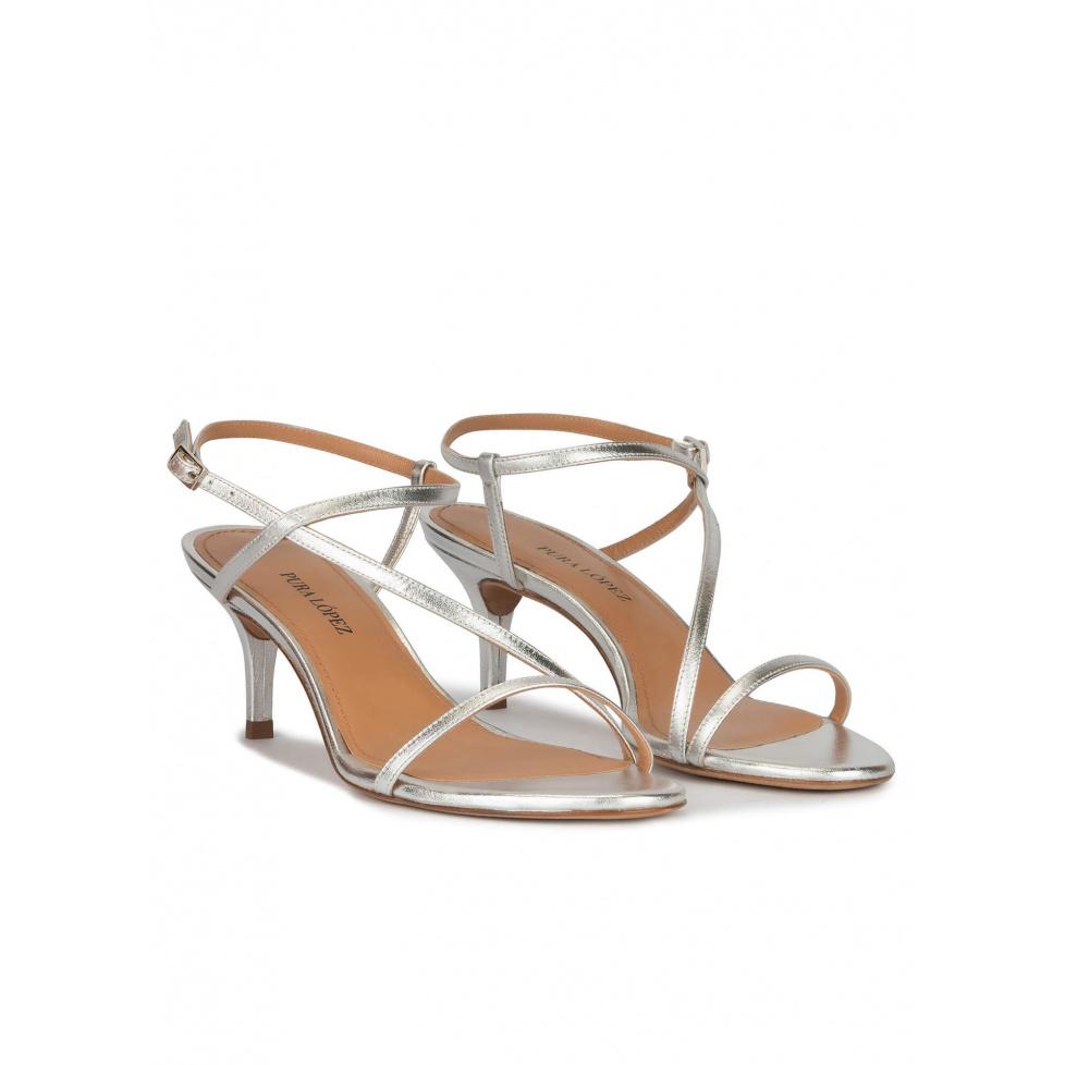 pura lópez Sandalias metalizadas de tacón medio con finas tiras en color plata Oferta especial