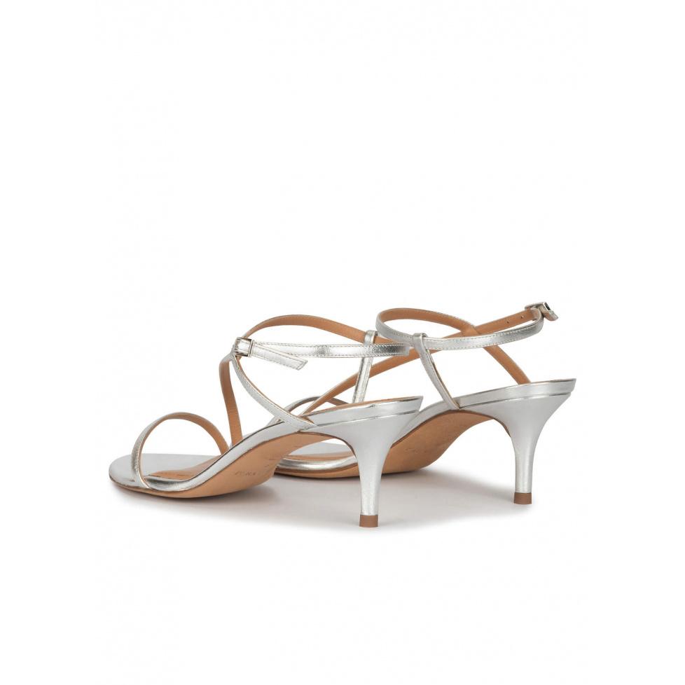 pura lópez Sandalias metalizadas de tacón medio con finas tiras en color plata Oferta especial