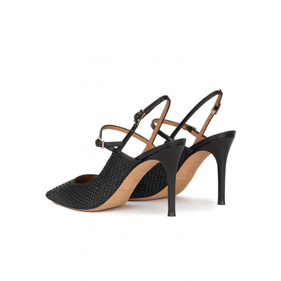 pura lópez Zapatos de punta fina y tacón alto en rafia color negro Últimos 3 días