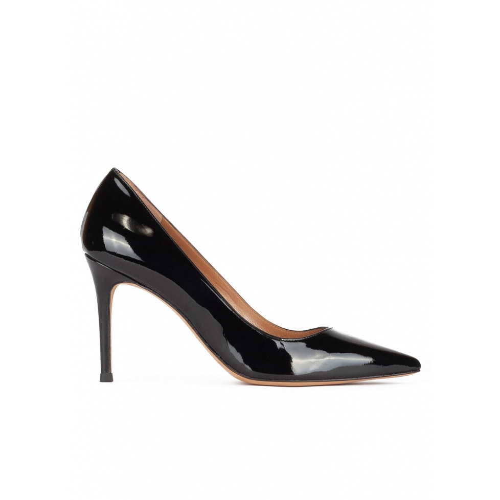 pura lópez Zapatos de salón con tacón alto y punta fina en charol negro