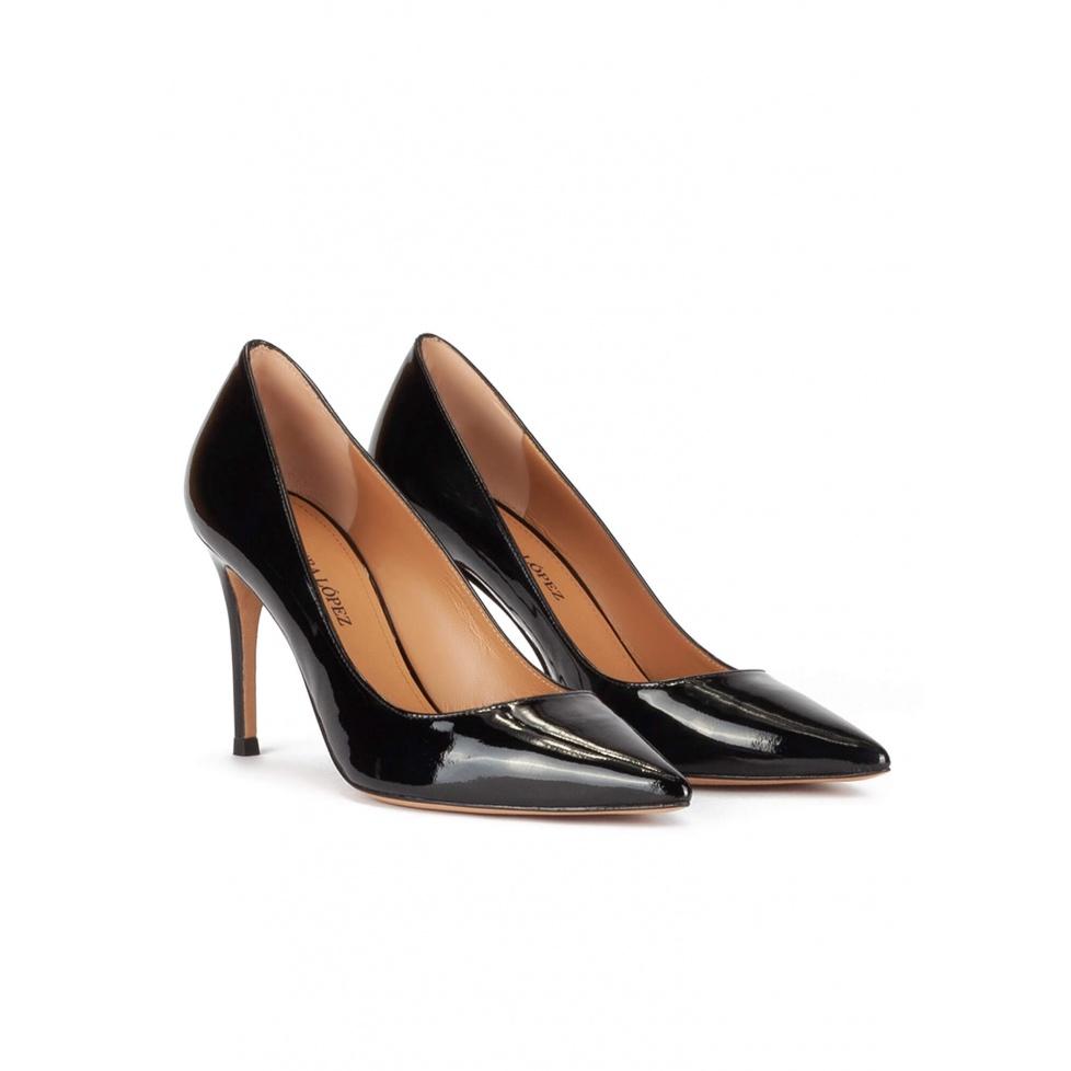 pura lópez Zapatos de salón con tacón alto y punta fina en charol negro Solo queda un día