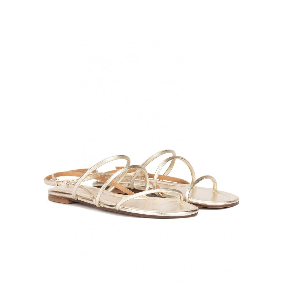 pura lópez Sandalias planas de tiras en piel platino con pulsera En oferta