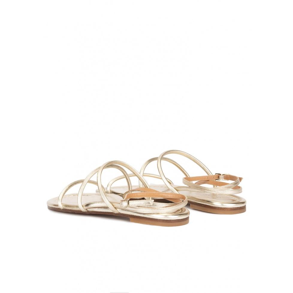 pura lópez Sandalias planas de tiras en piel platino con pulsera En oferta
