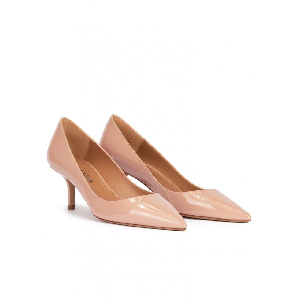 pura lópez Zapatos de tacón medio y punta fina en charol nude Última moda