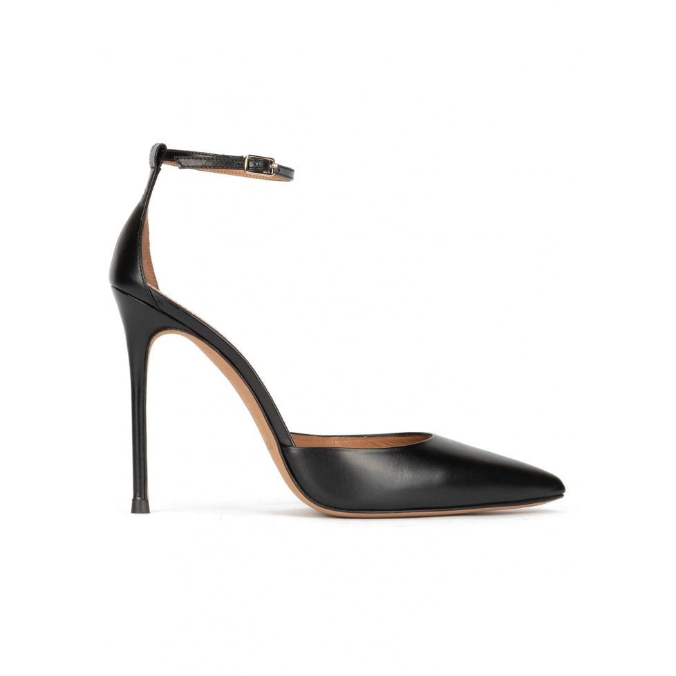 pura lópez Zapatos negros de tacón alto y puntera fina con pulsera