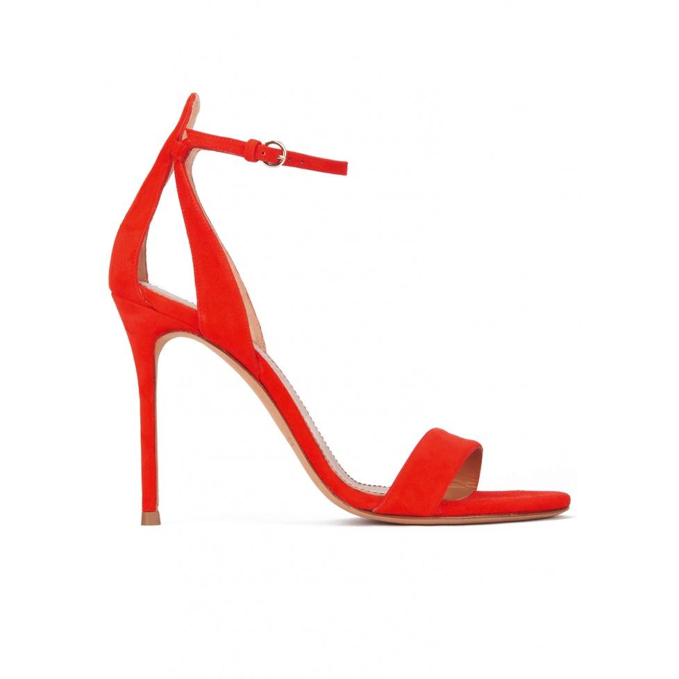 pura lópez Sandalias de tacón en ante rojo con pulsera