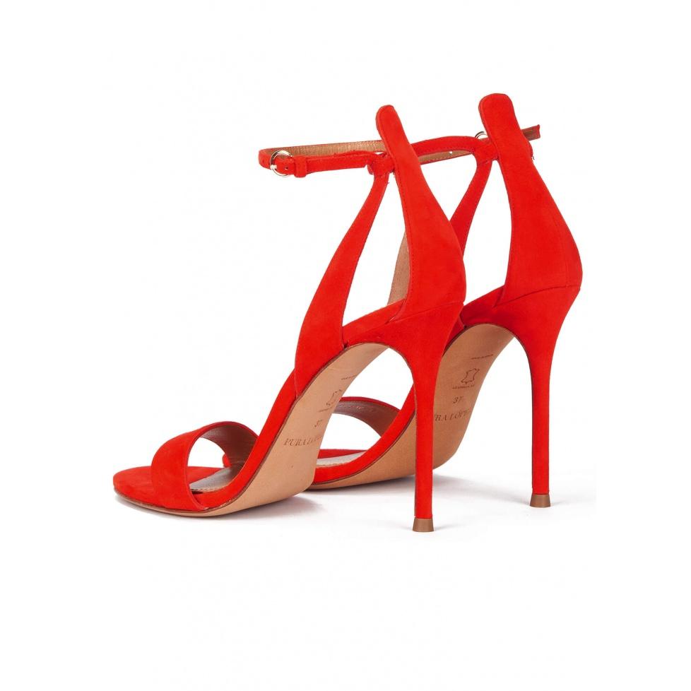 pura lópez Sandalias de tacón en ante rojo con pulsera En línea