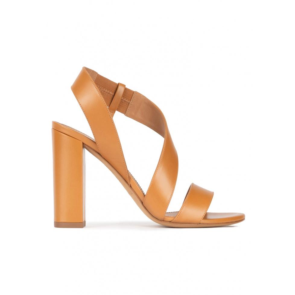pura lópez Sandalias camel de piel con tacón alto ancho