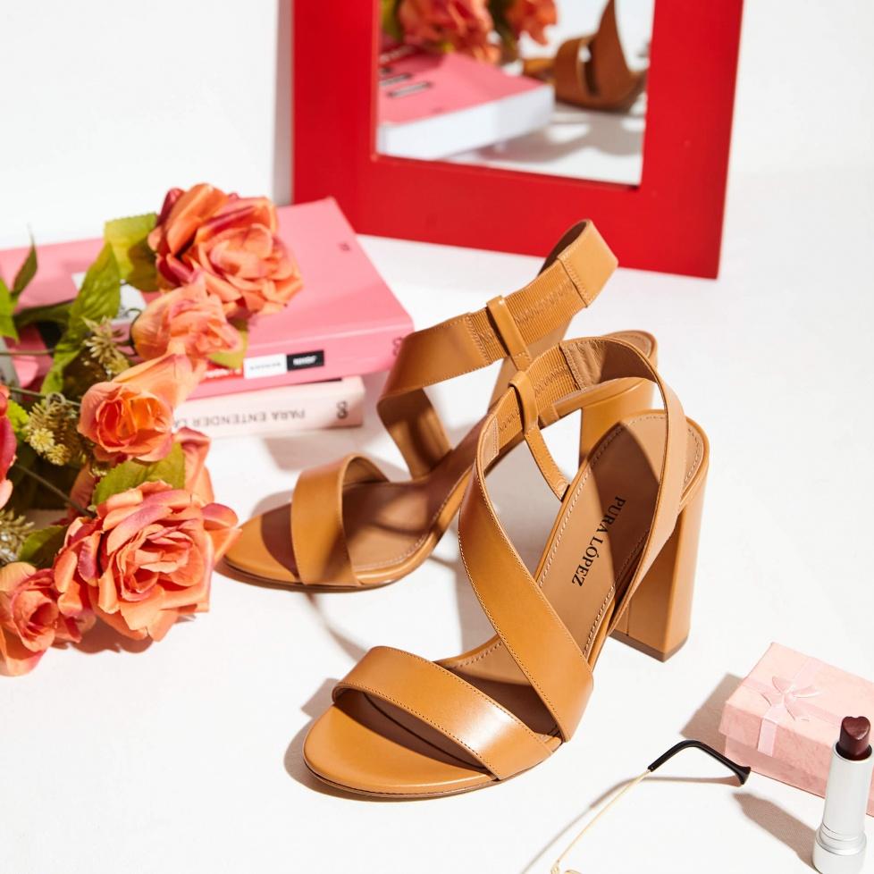 pura lópez Sandalias camel de piel con tacón alto ancho Ofertas